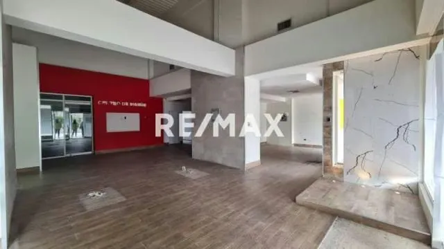 En venta Local ComercialGalpón en San Diego, nivel planta baja. C.C Terrazas del Valle - 2