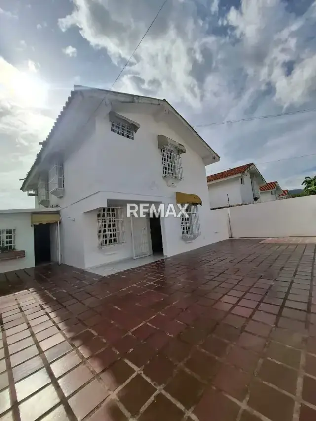 En alquiler cómoda y espaciosa casa unifamiliar de dos plantas. Urb Tiuna
