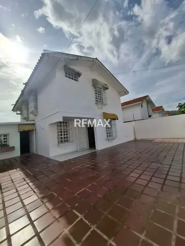 En alquiler cómoda y espaciosa casa unifamiliar de dos plantas. Urb Tiuna