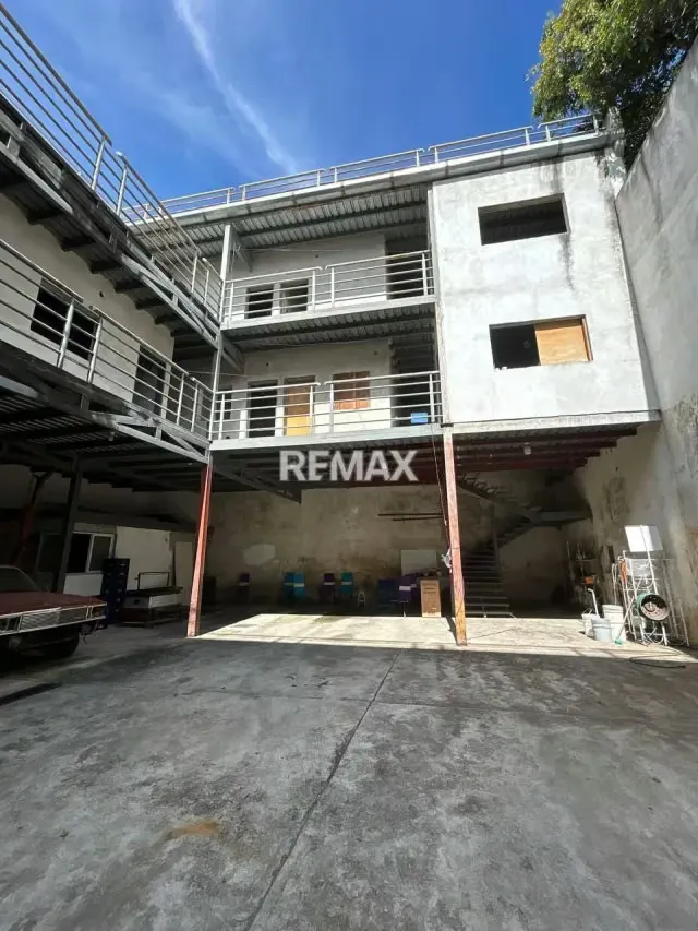 En Venta edificación en obra blanca proyectada para convertirse en un dinámico Centro Comercial Urbano de desarrollo vertical.