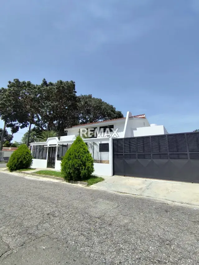 VENTA DE IMPONENTE CASA EN EL TRIGAL CENTRO