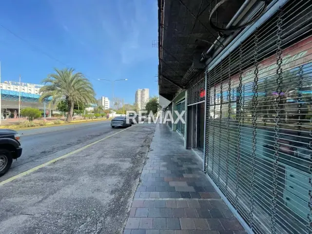 LOCAL COMERCIAL EN LA AVENIDA SANTIAGO MARIÑO, CENTRO COMERCIAL LA GAVIOTA - 2