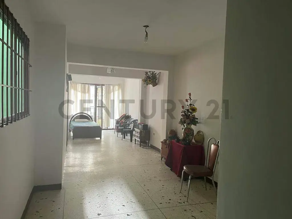 En venta Edificio Mixto en Catia. 477 USD x m² | con Local y Apartamentos - 6
