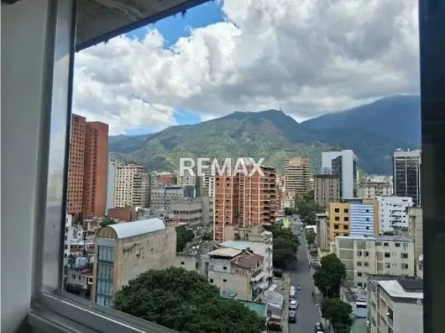 SE ALQUILA OFICINA EN SABANA GRANDE 50m2 - 11