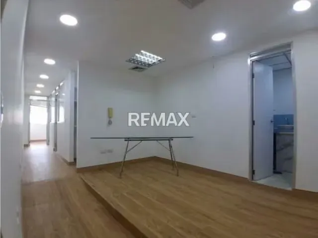 SE ALQUILA OFICINA EN SABANA GRANDE 50m2 - 2