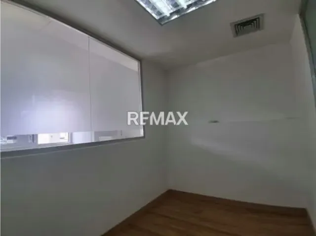 SE ALQUILA OFICINA EN SABANA GRANDE 50m2 - 8