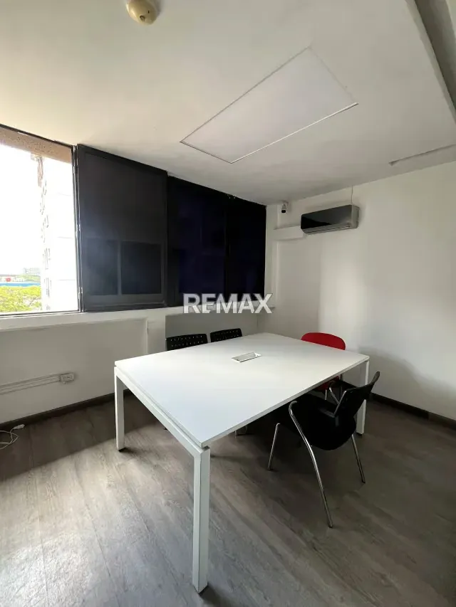 SE VENDE OFICINA O ESPACIO COMERCIAL EN PLAZA VENEZUELA