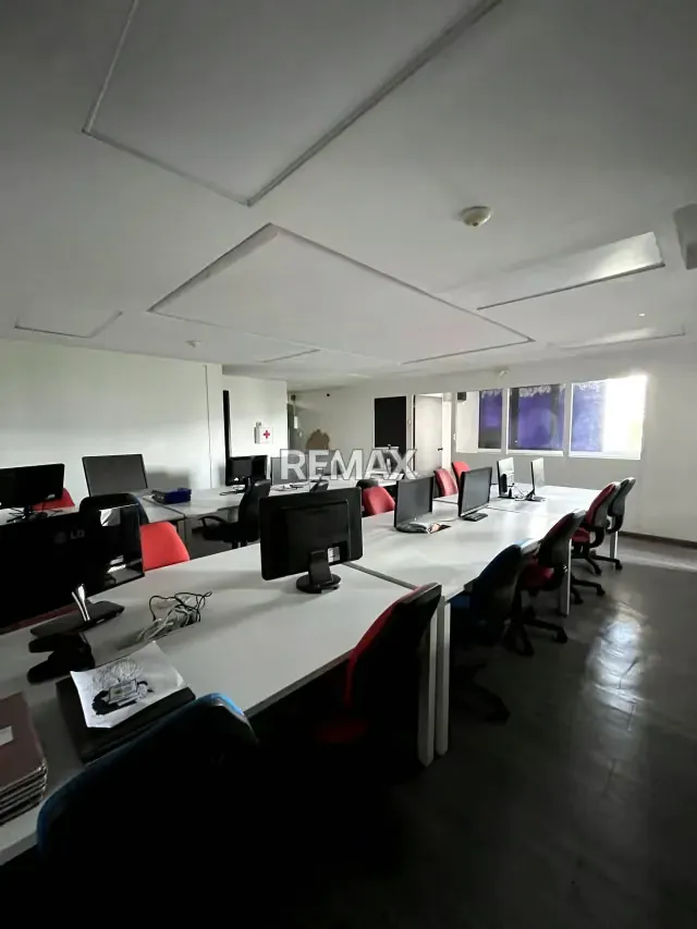 SE VENDE OFICINA O ESPACIO COMERCIAL EN PLAZA VENEZUELA - 3