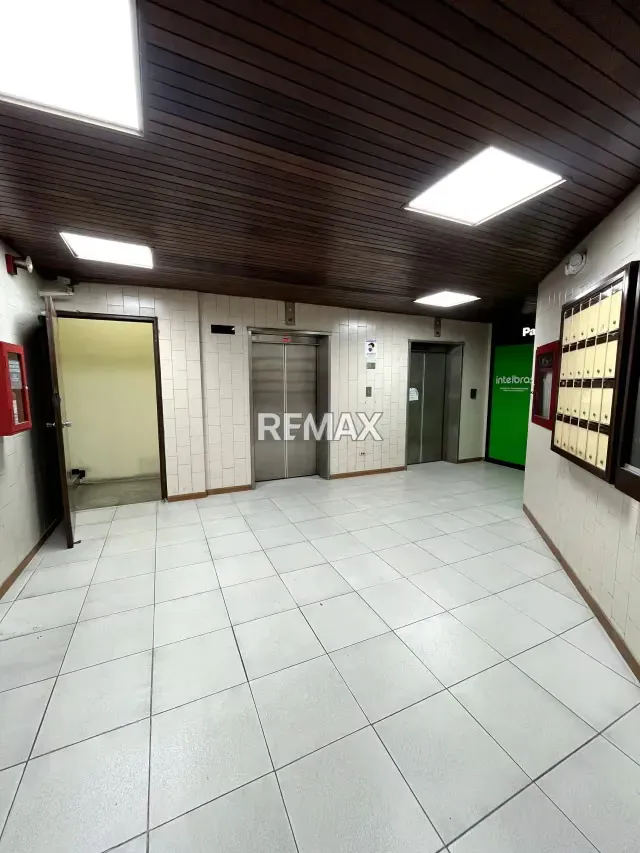 SE VENDE OFICINA O ESPACIO COMERCIAL EN PLAZA VENEZUELA - 10