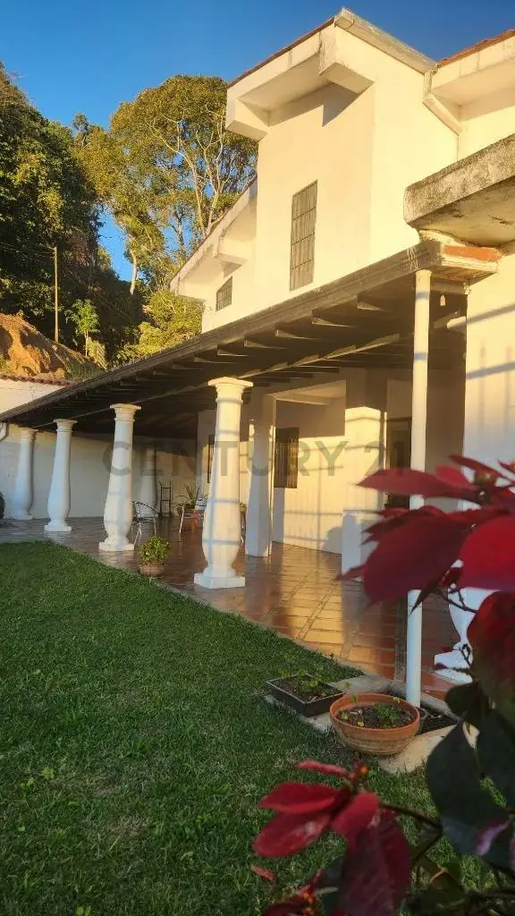 EN VENTA CASA CON ANEXO en Urb Tara, próximo al CC La Cascada en Carrizal