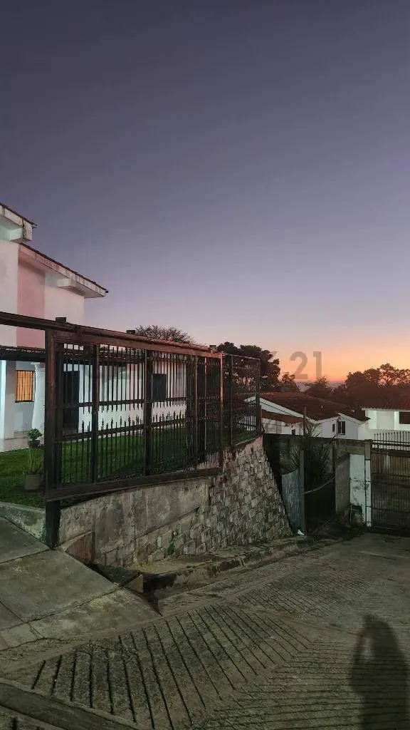 EN VENTA CASA CON ANEXO en Urb Tara, próximo al CC La Cascada en Carrizal - 2