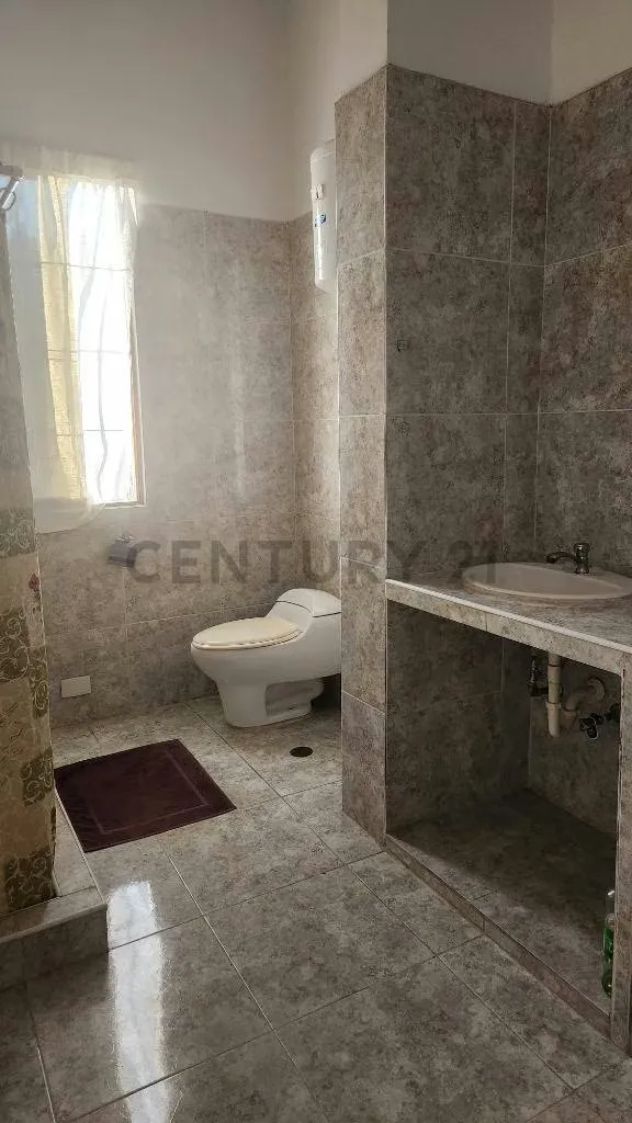 EN VENTA CASA CON ANEXO en Urb Tara, próximo al CC La Cascada en Carrizal - 9