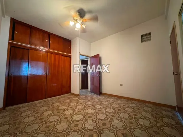 Casa Comercial en Venta, con Alto Potencial Comercial, Centro de Guatire - 12