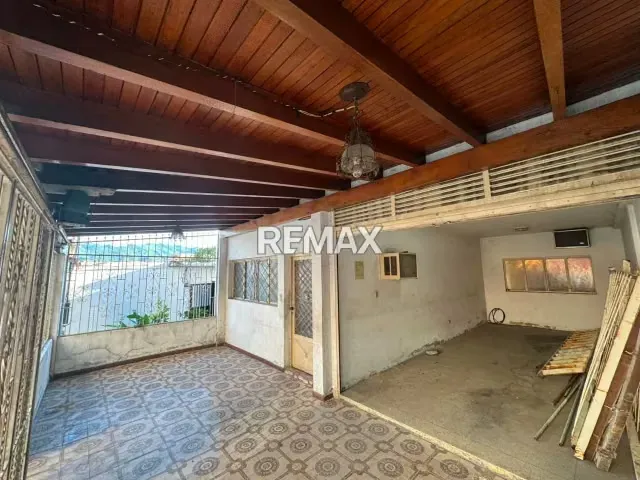 Casa Comercial en Venta, con Alto Potencial Comercial, Centro de Guatire - 3