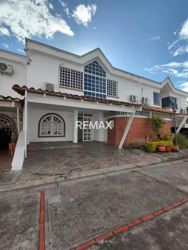 Casa en Venta Urbanización Demócrata Suites Av Democrata sector la Guayana.