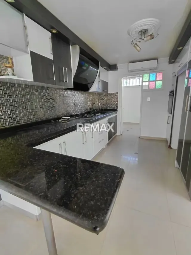 Casa en Venta Urbanización Demócrata Suites Av Democrata sector la Guayana. - 2
