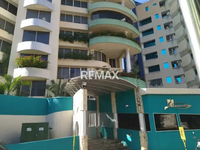 Se vende Apartamento tipo dúplex Resd. La Esmeralda