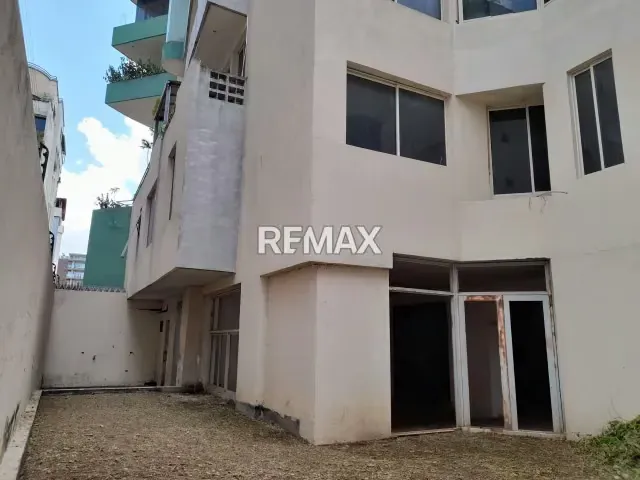 Se vende Apartamento tipo dúplex Resd. La Esmeralda - 3