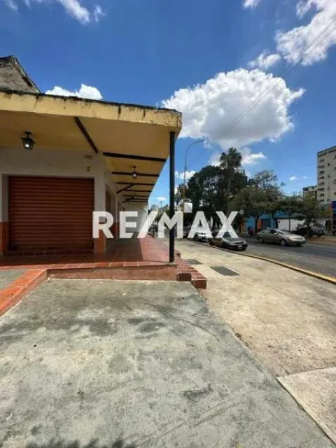 En Venta Inmejorable Local en El Viñedo vista a la Av. Carlos Sanda y Av. 104 - 2