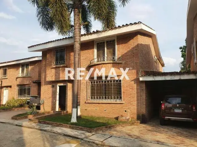 Hermoso Town House en venta en Guataparo, res Los Aleros