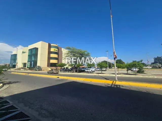 LOCAL COMERCIAL EN ALQUILER EN CABIMAS CENTER (OBRA GRIS) - 3