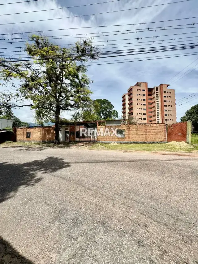 Venta de Casa y Terreno en una de las mejores zonas de San Cristóbal Ubicada en la Avenida La Guayana, sector Los Kioscos