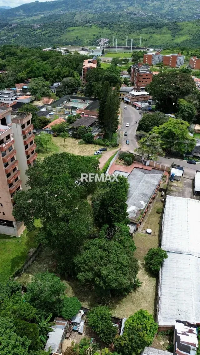 Venta de Casa y Terreno en una de las mejores zonas de San Cristóbal Ubicada en la Avenida La Guayana, sector Los Kioscos - 4