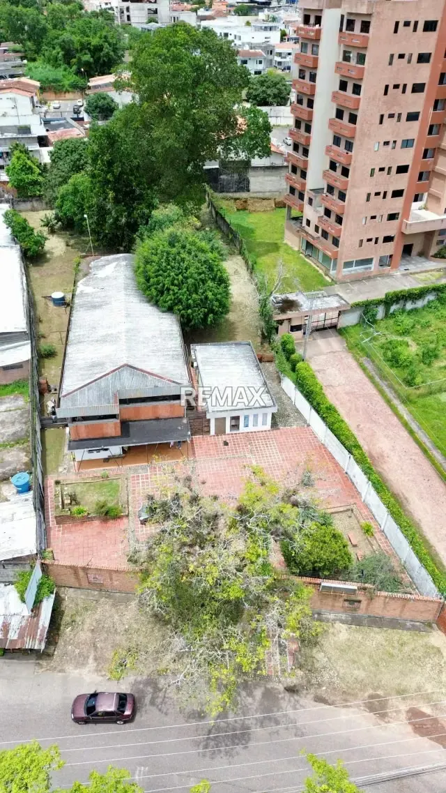 Venta de Casa y Terreno en una de las mejores zonas de San Cristóbal Ubicada en la Avenida La Guayana, sector Los Kioscos - 8