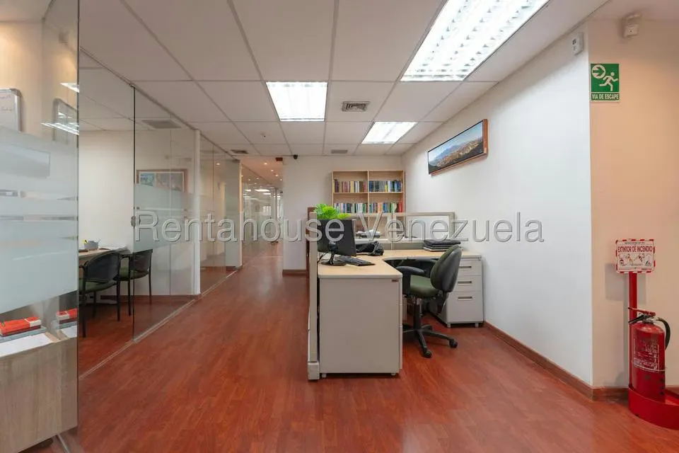 Oficina en Alquiler en Los Palos Grandes, Distrito Metropolitano - 25