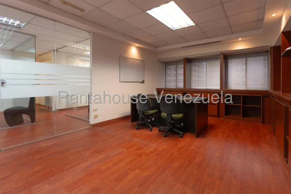 Oficina en Alquiler en Los Palos Grandes, Distrito Metropolitano - 30