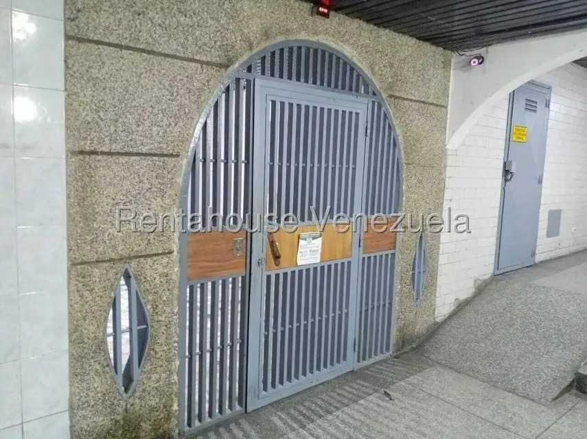 Apartamento (Planta Baja) en Venta en Parroquia La Candelaria, Distrito Metropolitano - 4