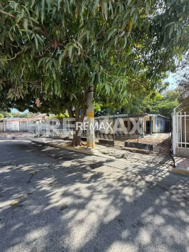 Terreno Av.8B Con Av. Universidad