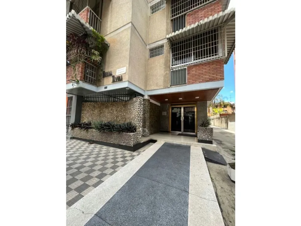 Amplio PH en venta. En Bello Monte - 2