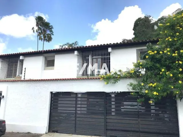 CASA PRADOS DEL ESTE EN CALLE CERRADA AMPLIO JARDÍN 25-75