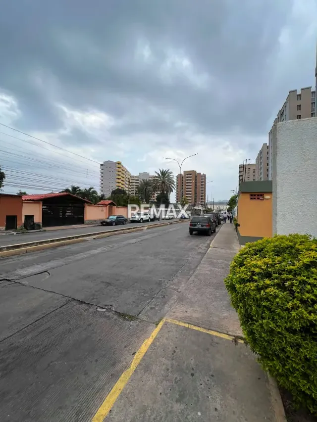 SE VENDE APARTAMENTO MODERNO EN RESIDENCIAS LAS PALMERAS SECTOR LAS PALMERAS LECHERÍA VENEZUELA - 3