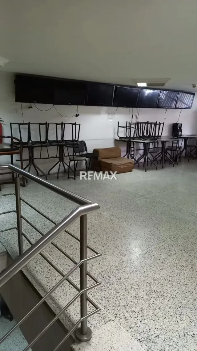 Gran Oportunidad triple A de Inversión! Local Comercial de 2 niveles 180 m² a Pie de Calle en La Candelaria. - 2