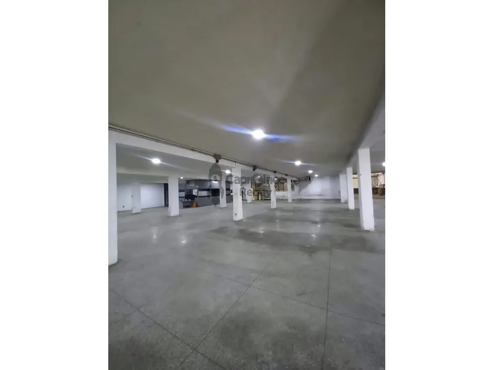 Local Comercial con Galpón TCL L 10405743 - 2