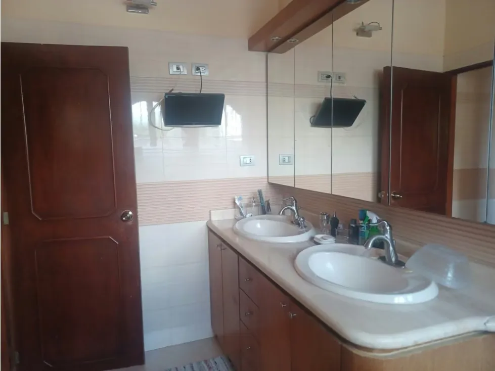 Vendo casa c/anexo en calle cerrada 300m2 Snata Sofia 9509 - 22