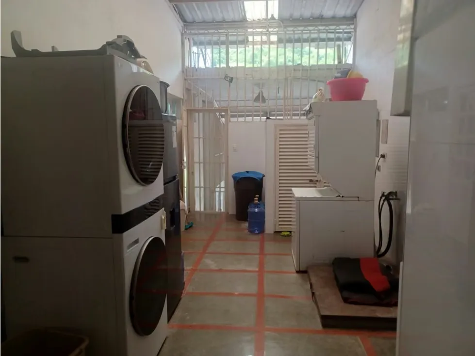 Vendo casa c/anexo en calle cerrada 300m2 Snata Sofia 9509 - 40