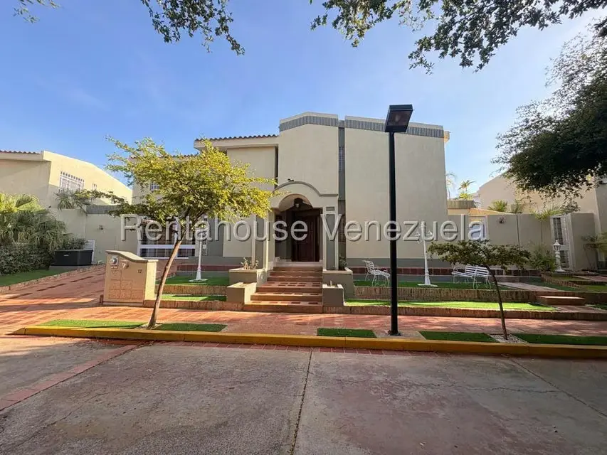 Townhouse (Multiples Niveles) en Venta en Doral Norte, Zulia - 2