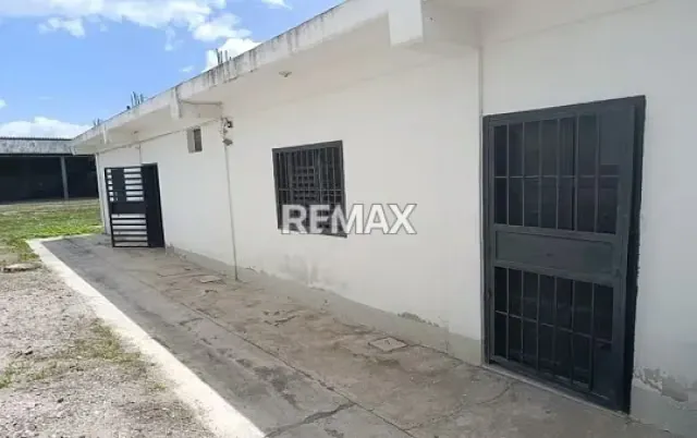 Local en alquiler km 11 Av Florencio Jimenez - 4