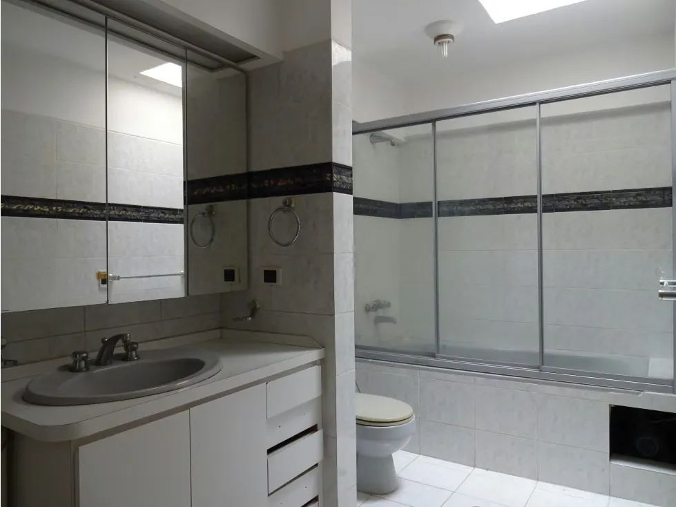 Se vende PH 516m2 4h+2s/6b+s/3p Santa Eduvigis 0822 - 9