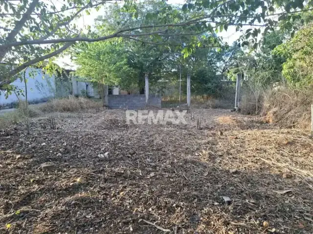 En venta parcela con bienhechurías ubicada en agua viva