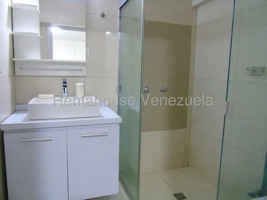 Apartamento (1 Nivel) en Alquiler en Los Palos Grandes, Distrito Metropolitano - 18
