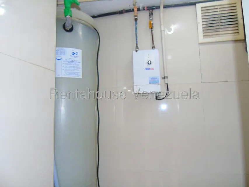 Apartamento (1 Nivel) en Alquiler en Los Palos Grandes, Distrito Metropolitano - 23
