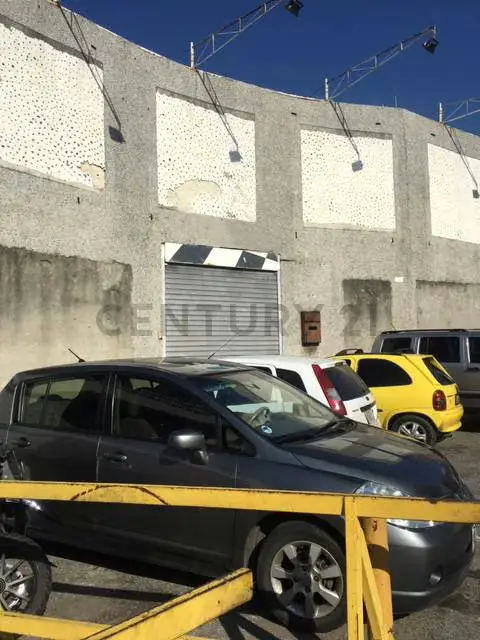 Excelente galpón en zona comercial de Chacao