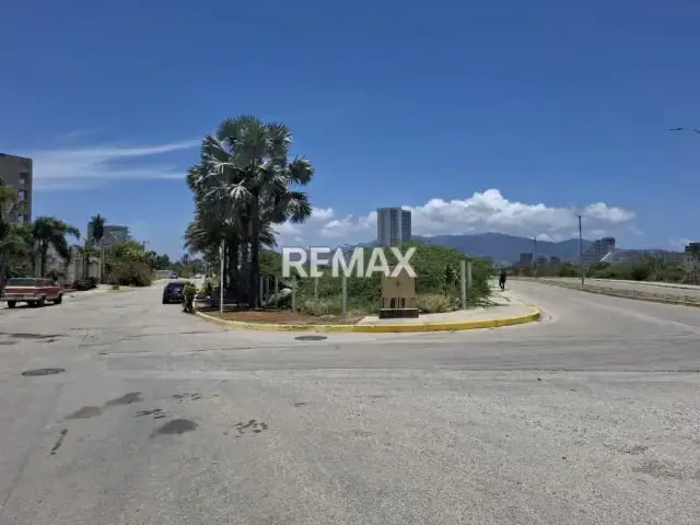 EN VENTA TERRENO PREMIUM, DE ESQUINA, CON POTENCIAL MIXTO, FRENTE A LA LAGUNA EL MORRO Y A MINUTOS DE PLAYA LA CARACOLA.