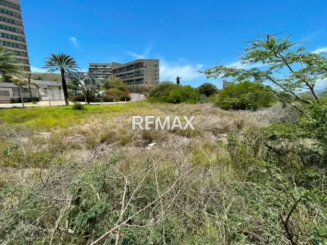 EN VENTA TERRENO PREMIUM, DE ESQUINA, CON POTENCIAL MIXTO, FRENTE A LA LAGUNA EL MORRO Y A MINUTOS DE PLAYA LA CARACOLA. - 6