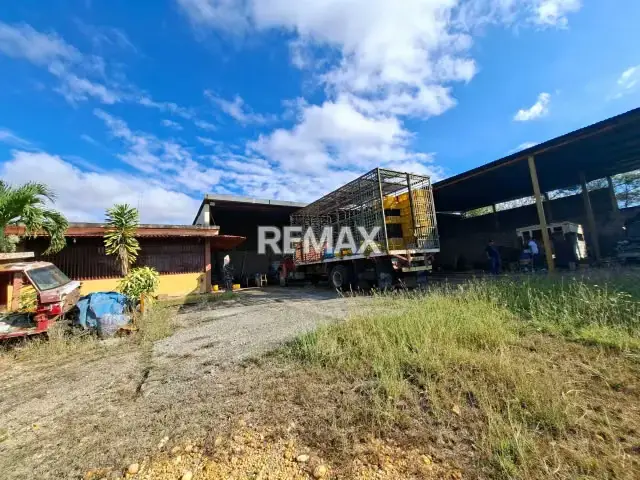 En Alquiler Galpón con terreno adicional y casa