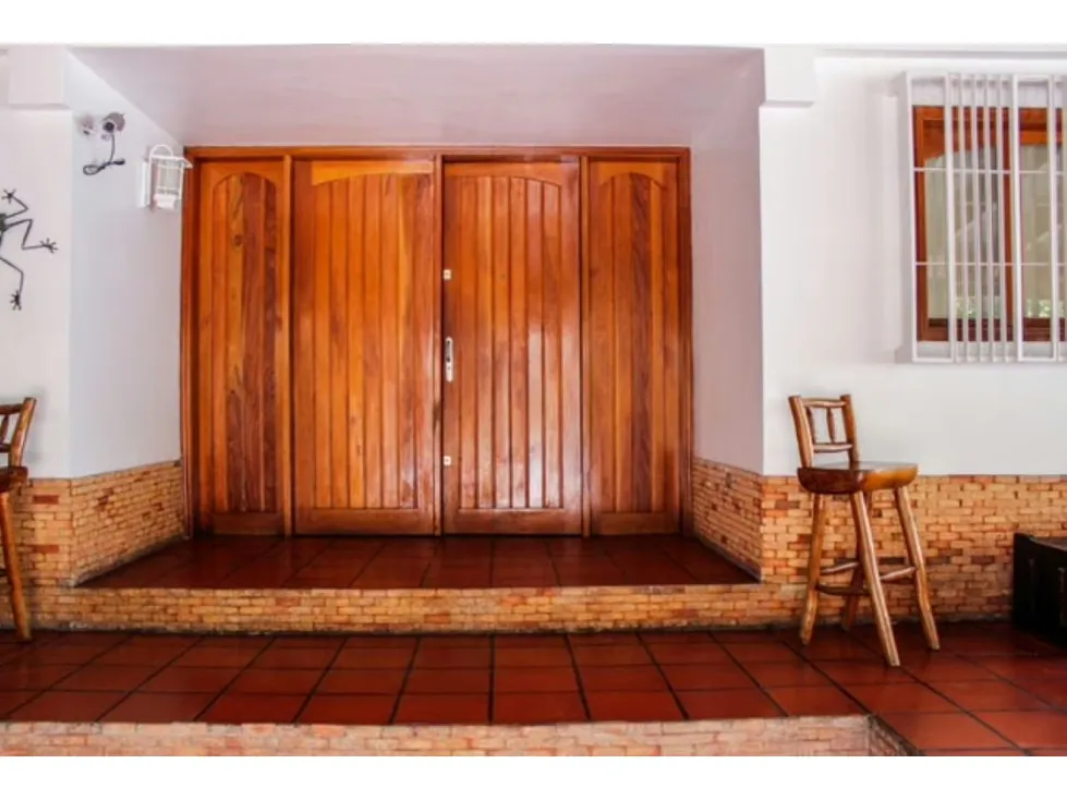 Se Vende Casa 720m² C-4H-3.5B+HS+BS+2M+3P+Trza-Prados Del Este 4438 - 3